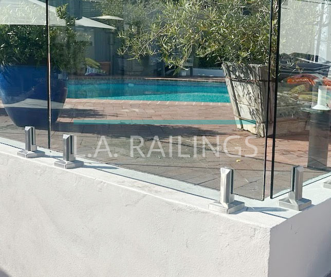 Top-mounted glass railings by LA Railings